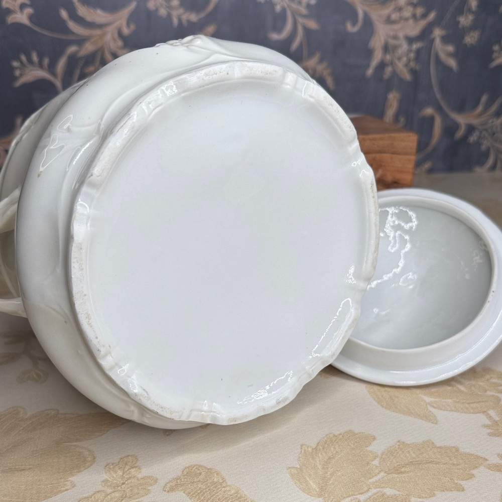 Vintage Porcelain Floral Pot With Lid and Handles - Picture 5 of 8